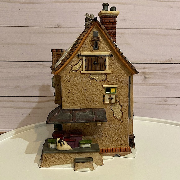 DEPARTMENT 56 - Swifts Stringed Instruments - Heritage Village - Dickens Village - Picture 5 of 12